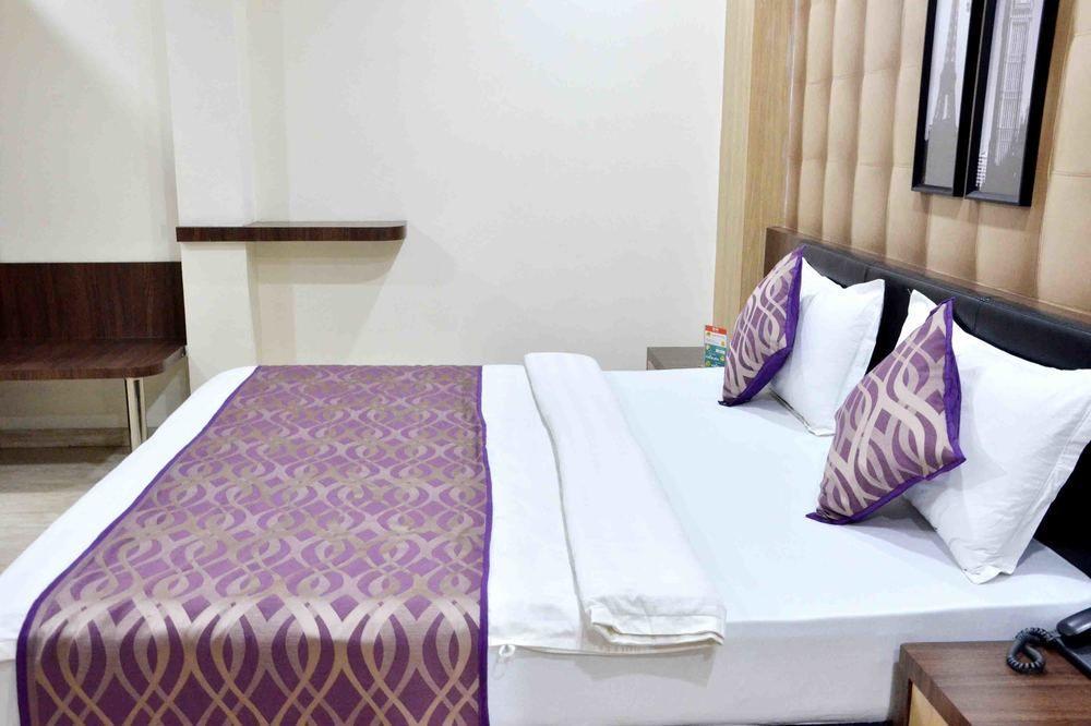 Oyo Navlakha Bus Stand Hotel