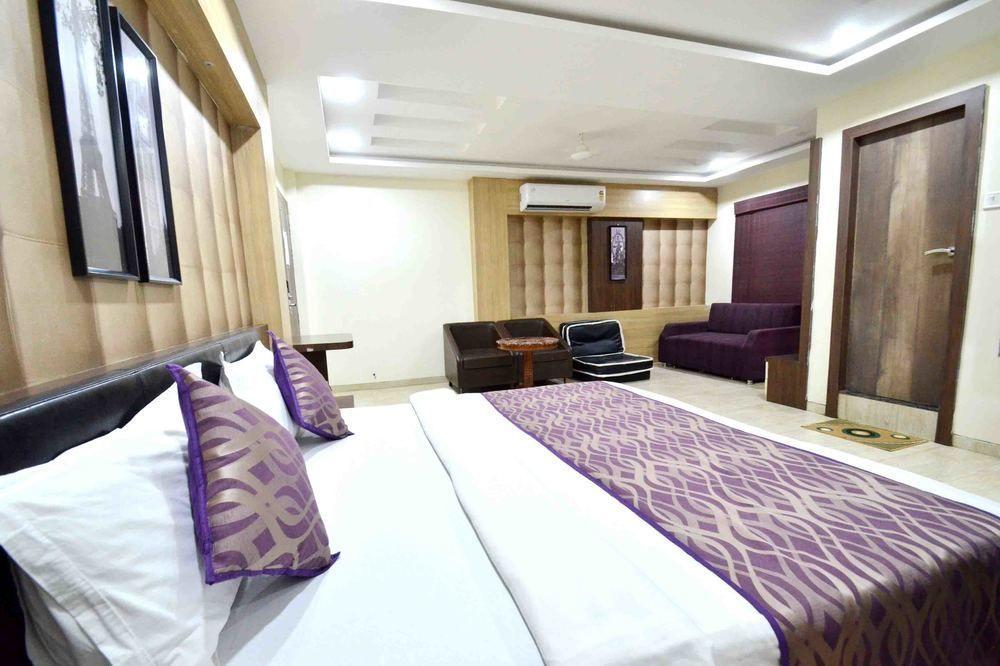 Oyo Navlakha Bus Stand Hotel