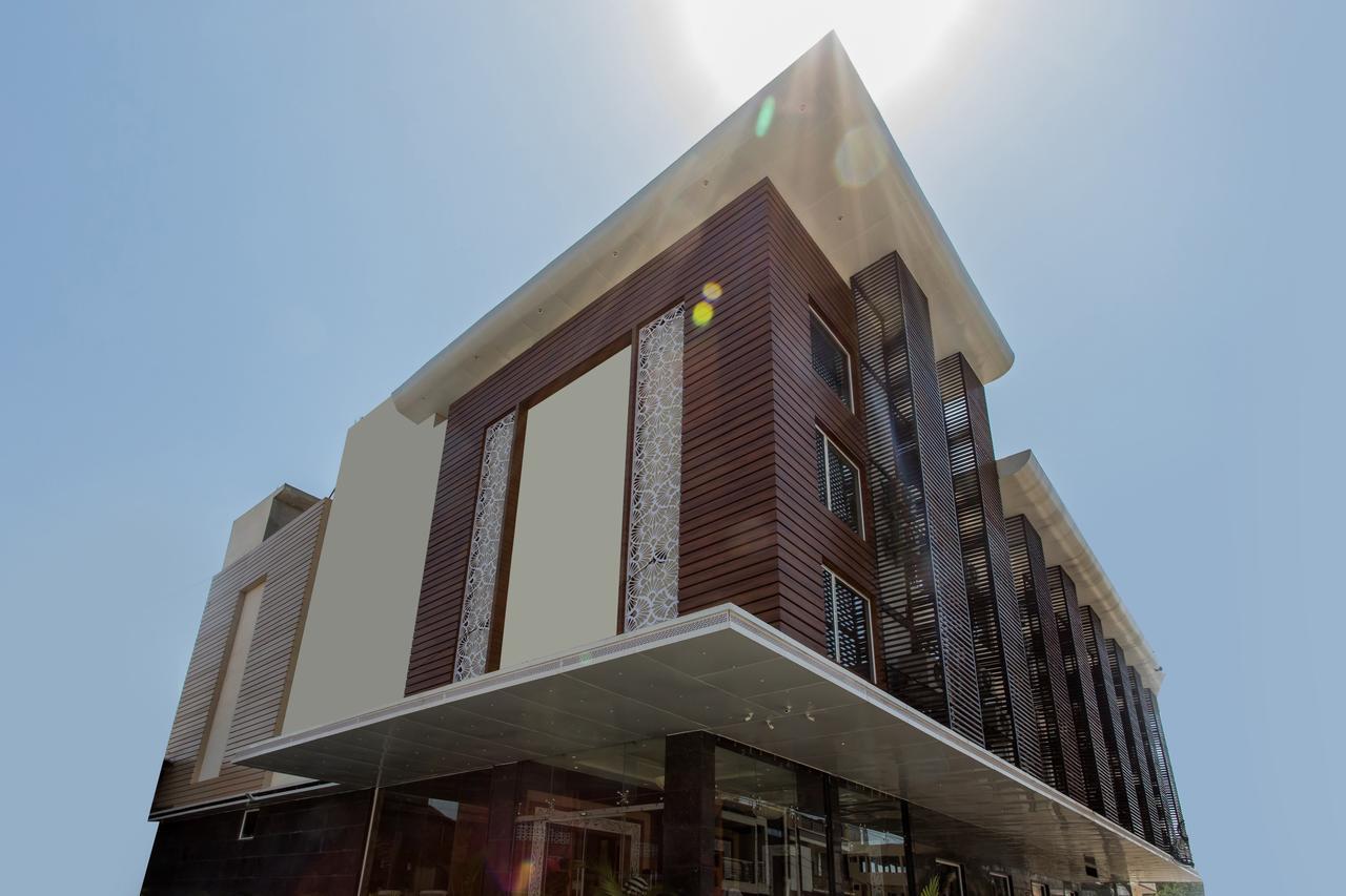 Capital O 13104 25 Hotel Indore