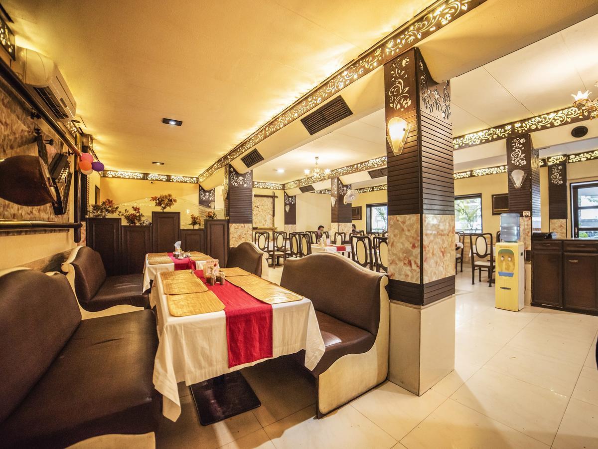 Hotel Fabhotel Santoor Geeta Bhawan Square