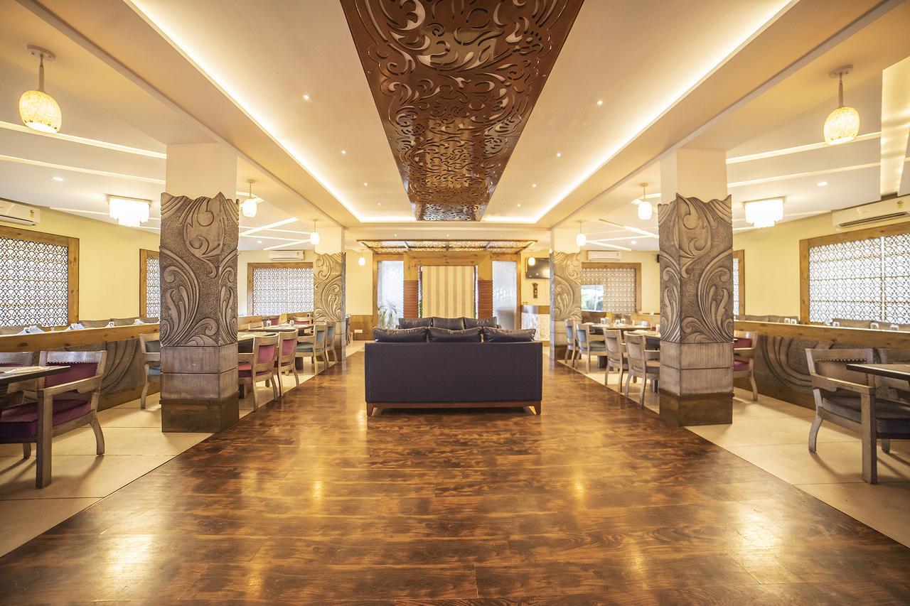Fabhotel 7th Cloud Ab Road Hotel