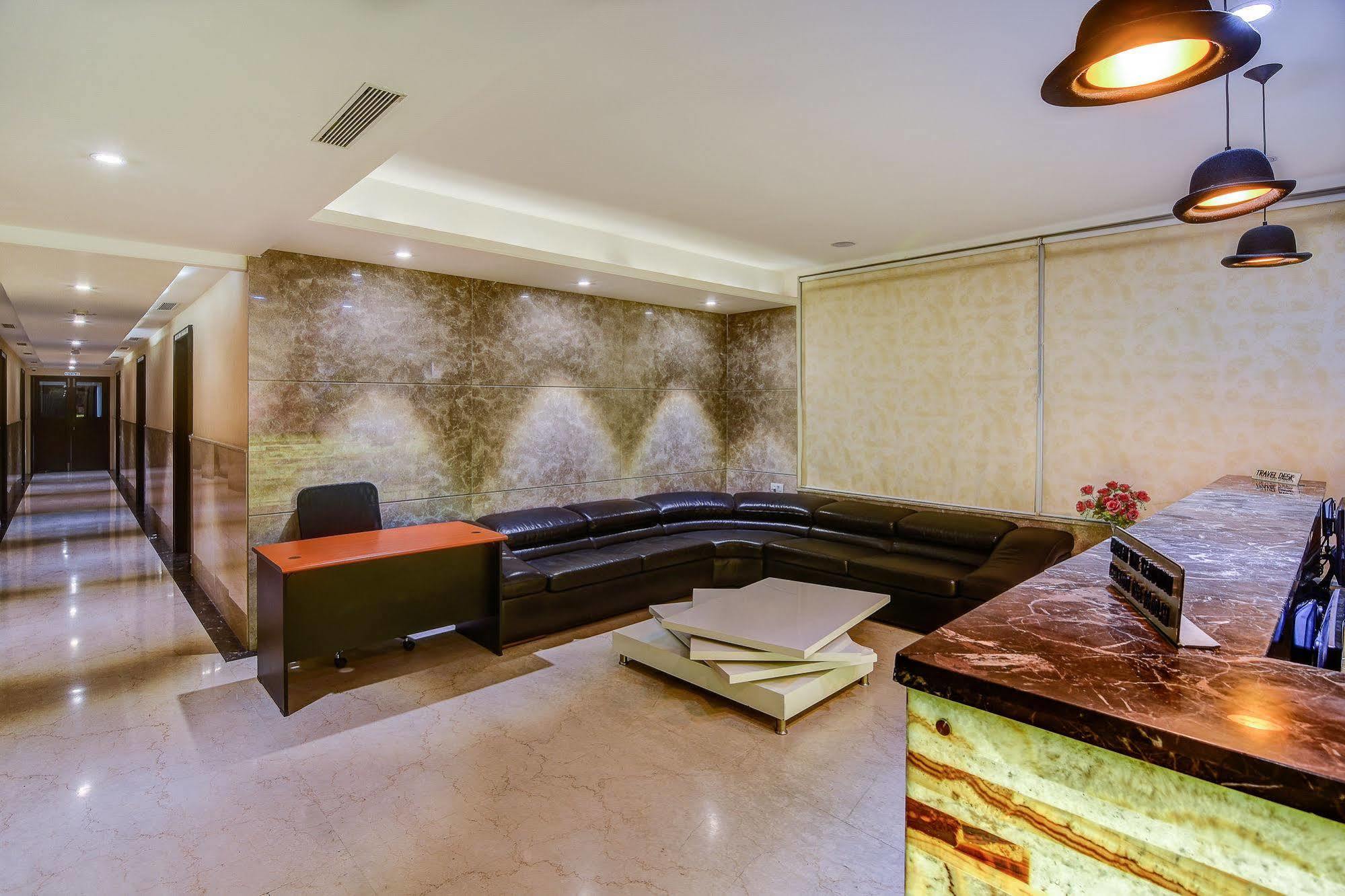 Capital O 14448 Sapphire Star Hotel 3*