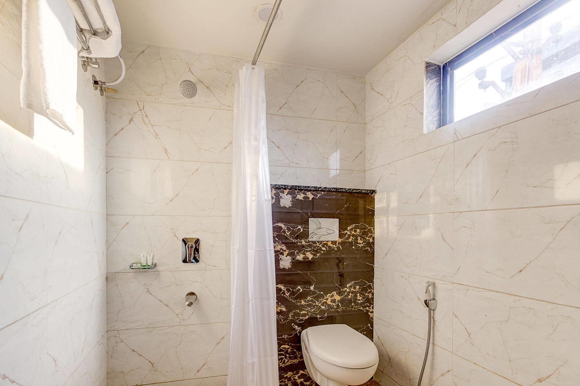 Hotel Treebo Shivani Indore