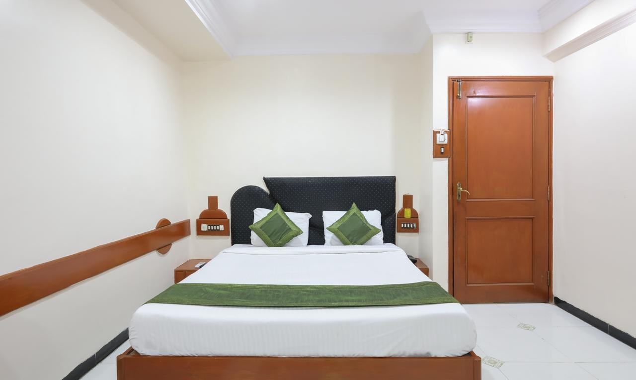 Treebo Omni Palace Hotel 3*