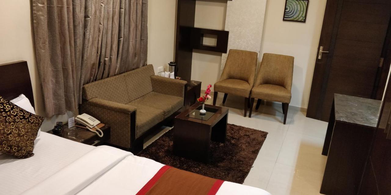 Hotel Apna Avenue *