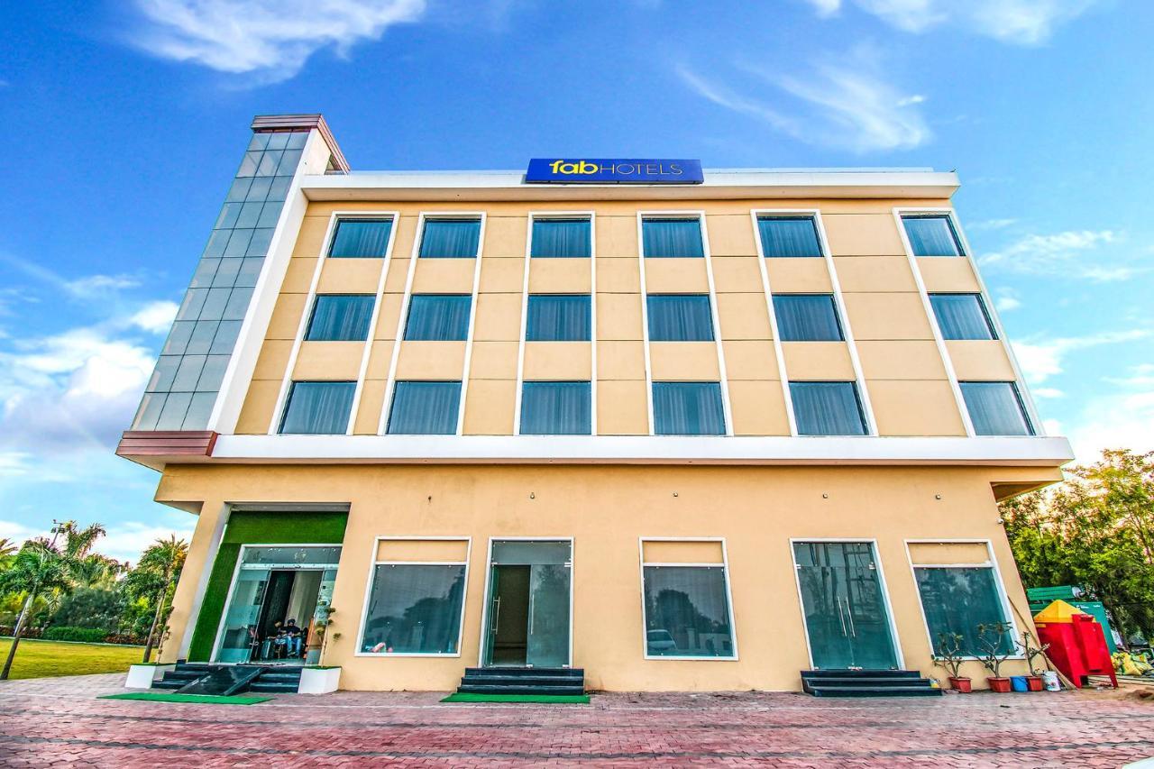 Hotel Fabhotel Amrit Greens Airport 3*