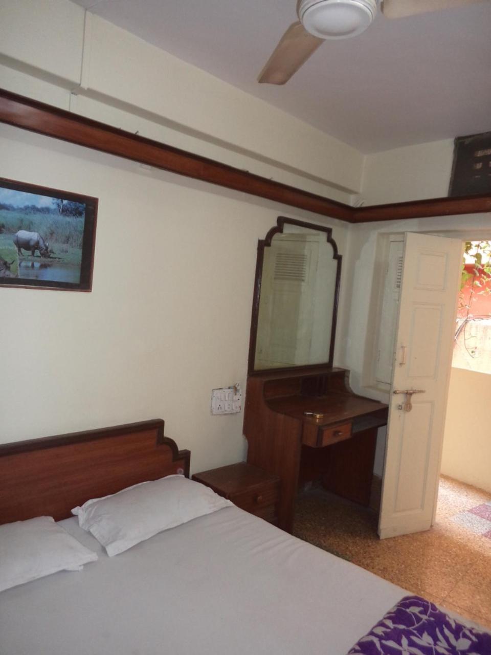 Neelkamal Hotel *
