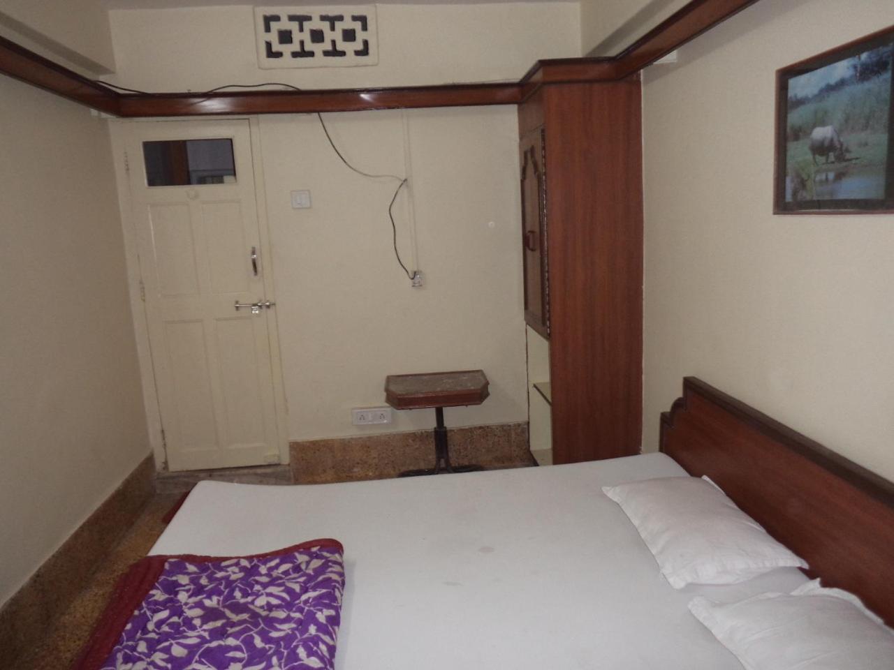 Neelkamal Hotel *