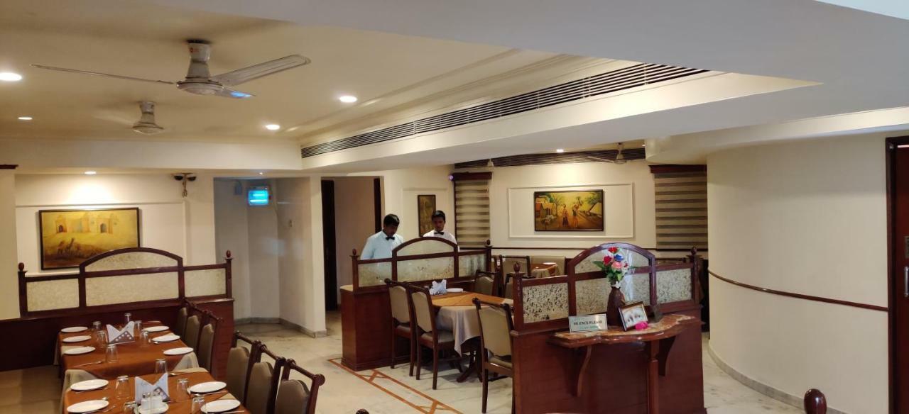 Apna Avenue Hotel *