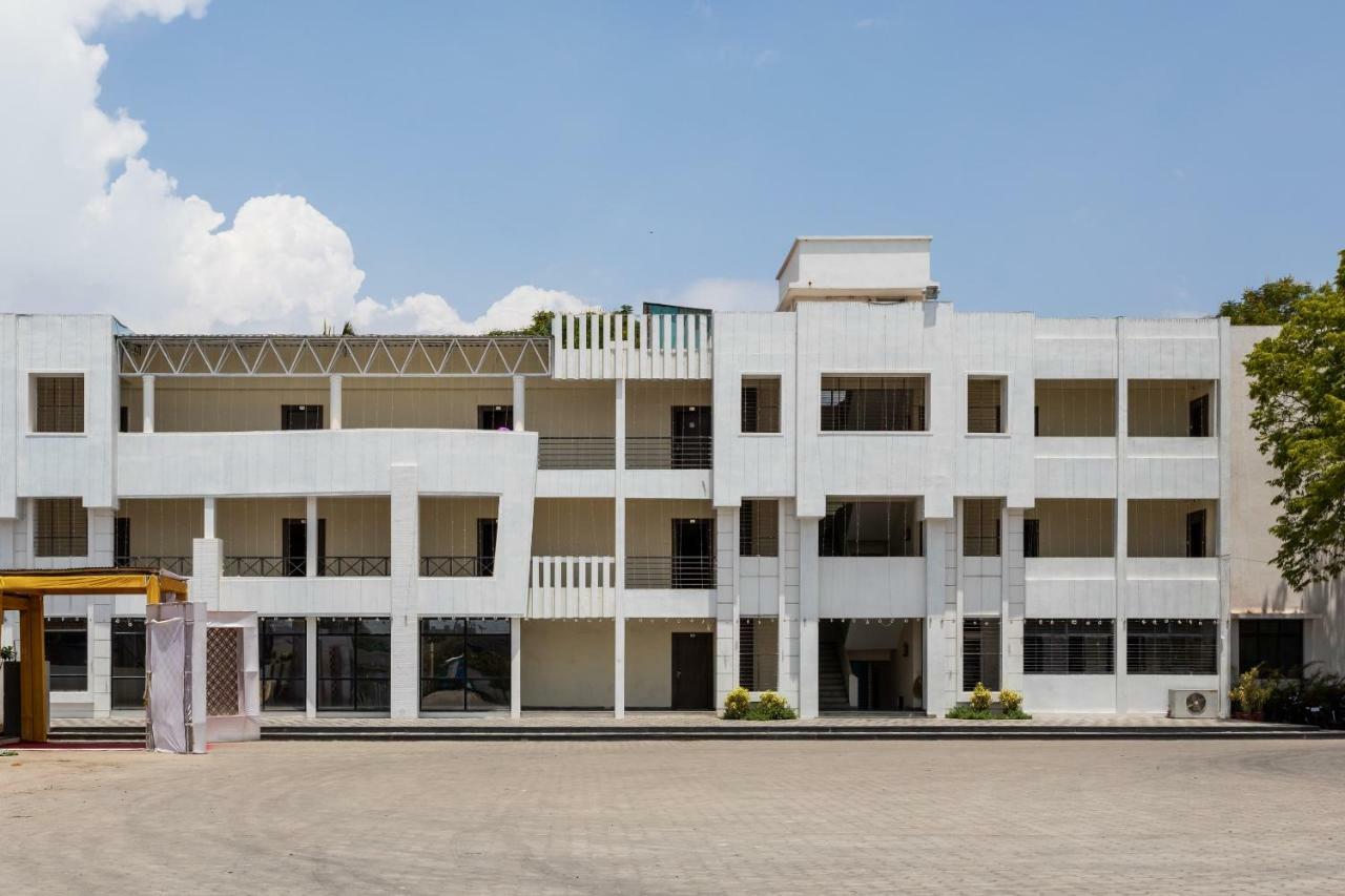 Hotel Oyo 42084 Rajshahi And Marriage Garden Indore