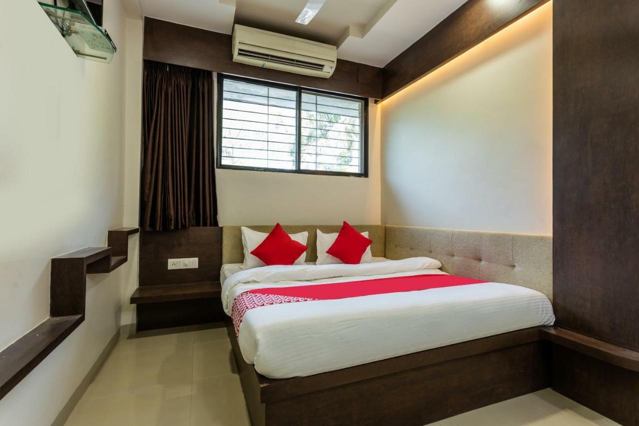 Hotel Oyo 42084 Rajshahi And Marriage Garden 3*