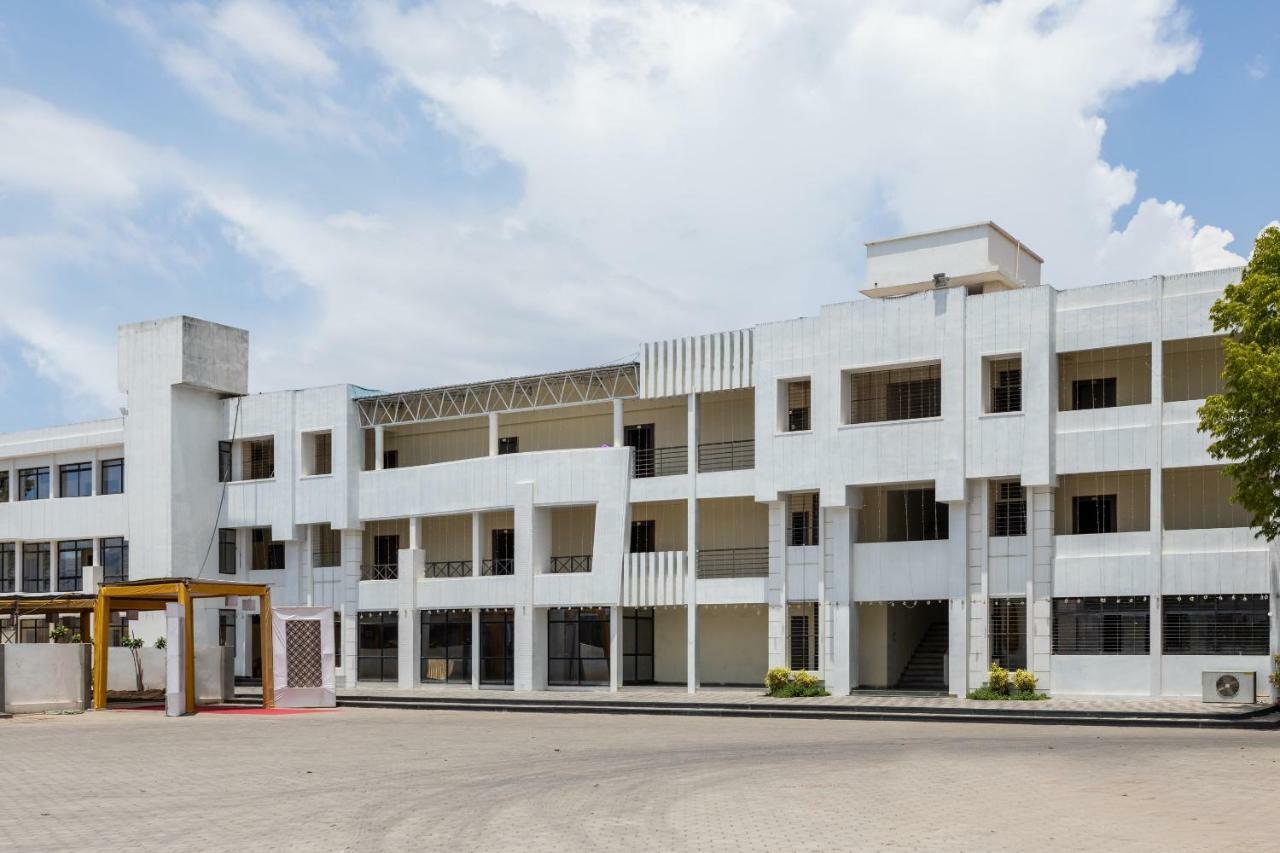 Hotel Oyo 42084 Rajshahi And Marriage Garden 3*