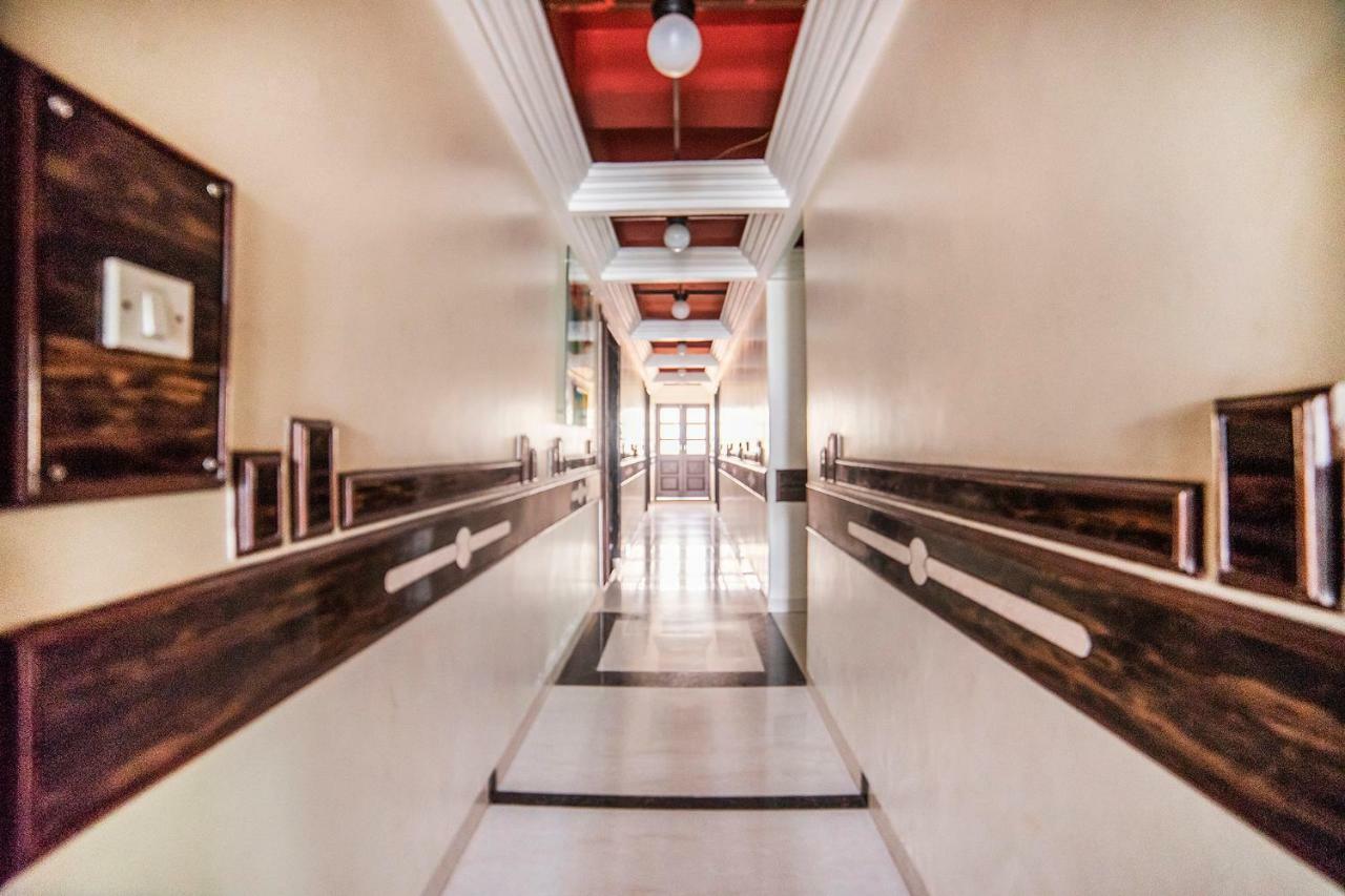 Hotel Fabhotel Santoor Geeta Bhawan Square