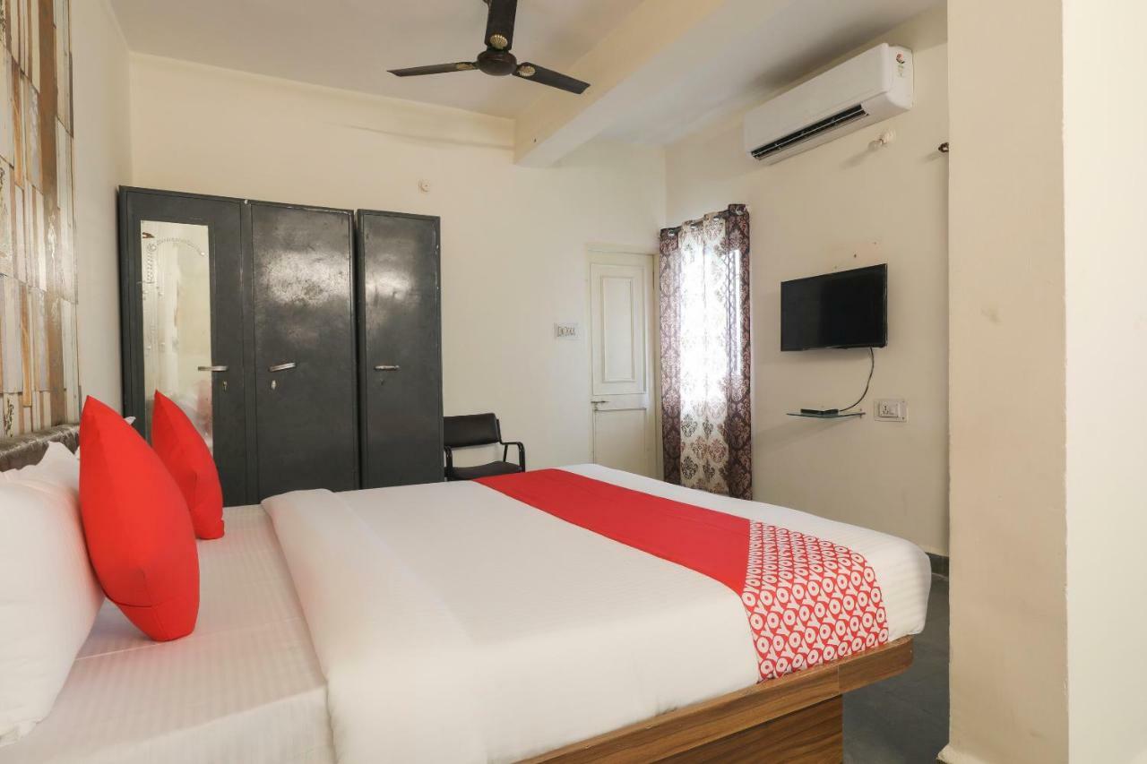 Oyo 41740 Karnawat Hotel