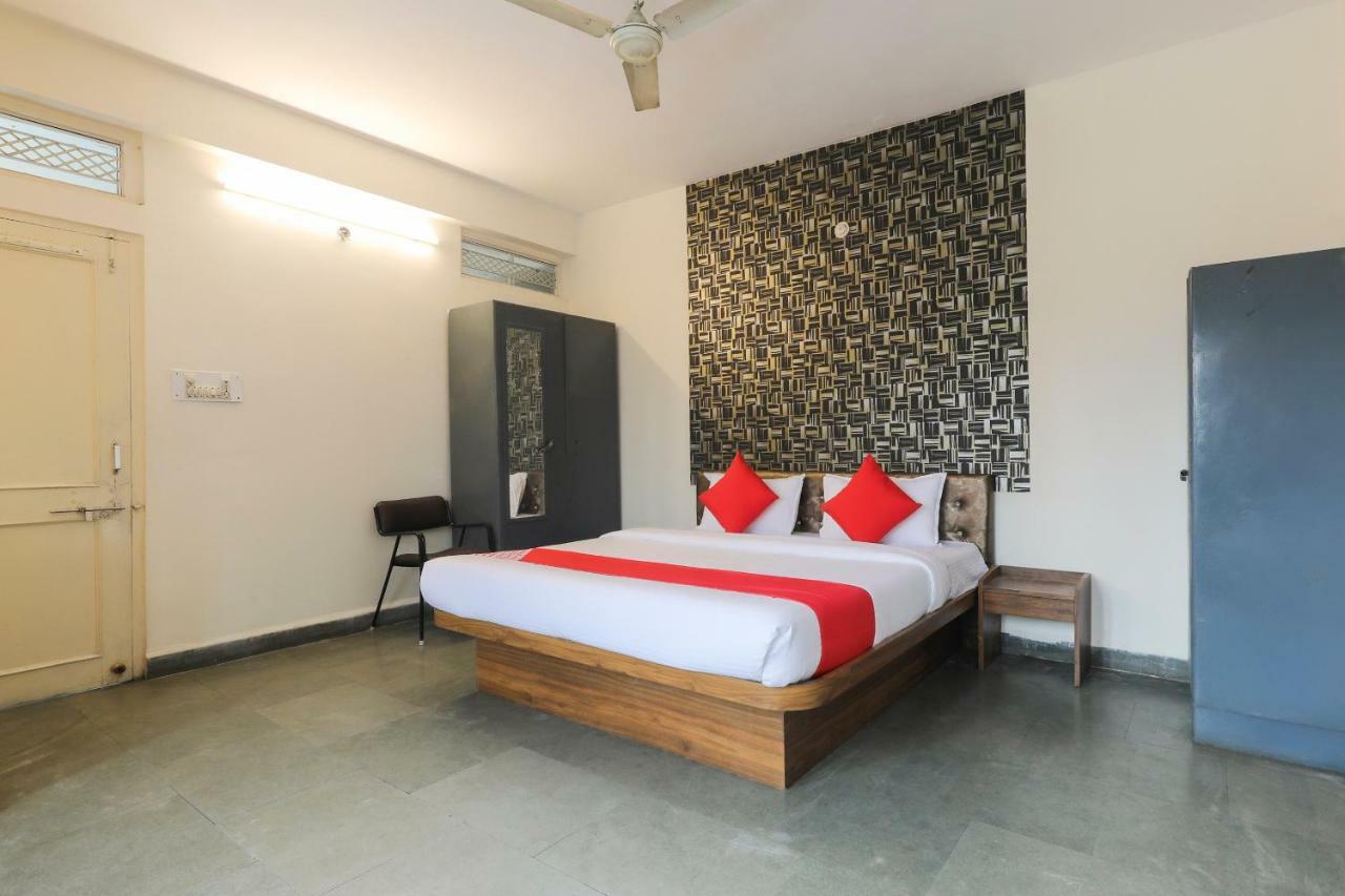 Hotel Oyo 41740 Karnawat 3*