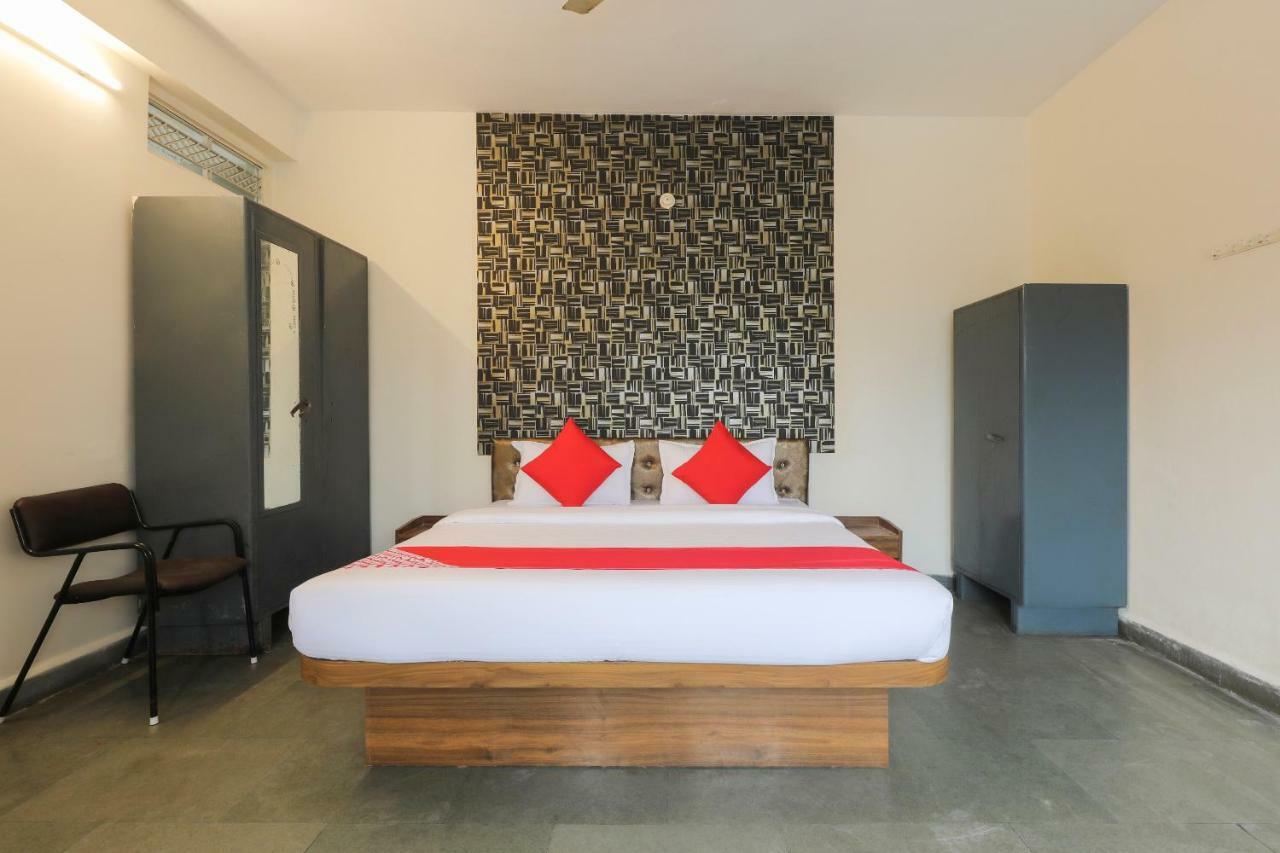 Oyo 41740 Karnawat 3*