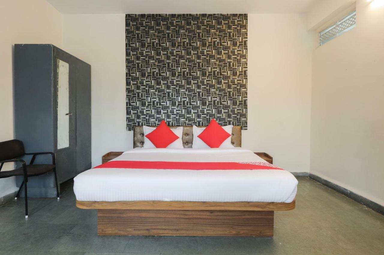 Oyo 41740 Karnawat 3*