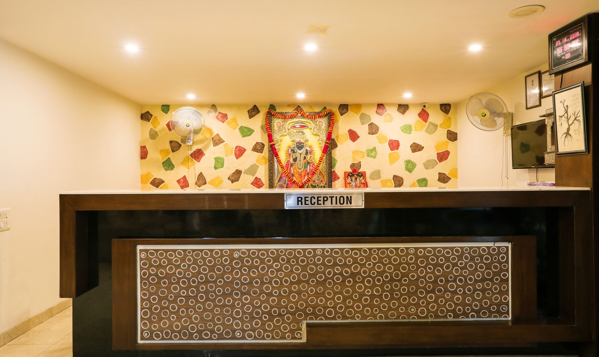 Super Townhouse Divya Palace Hotel