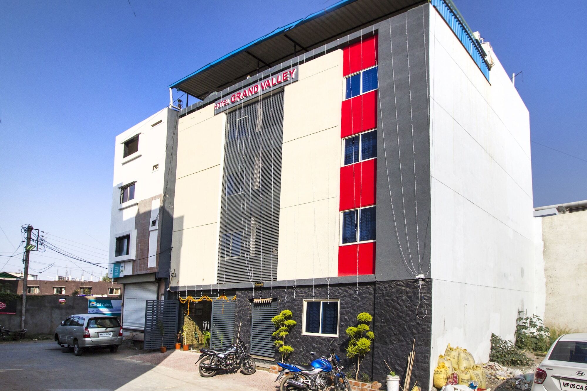 Fabhotel Grand Valley 3*