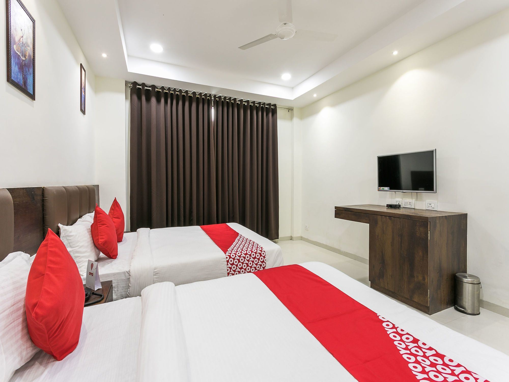 Oyo 15088 Amrit Greens & Banquets 2*