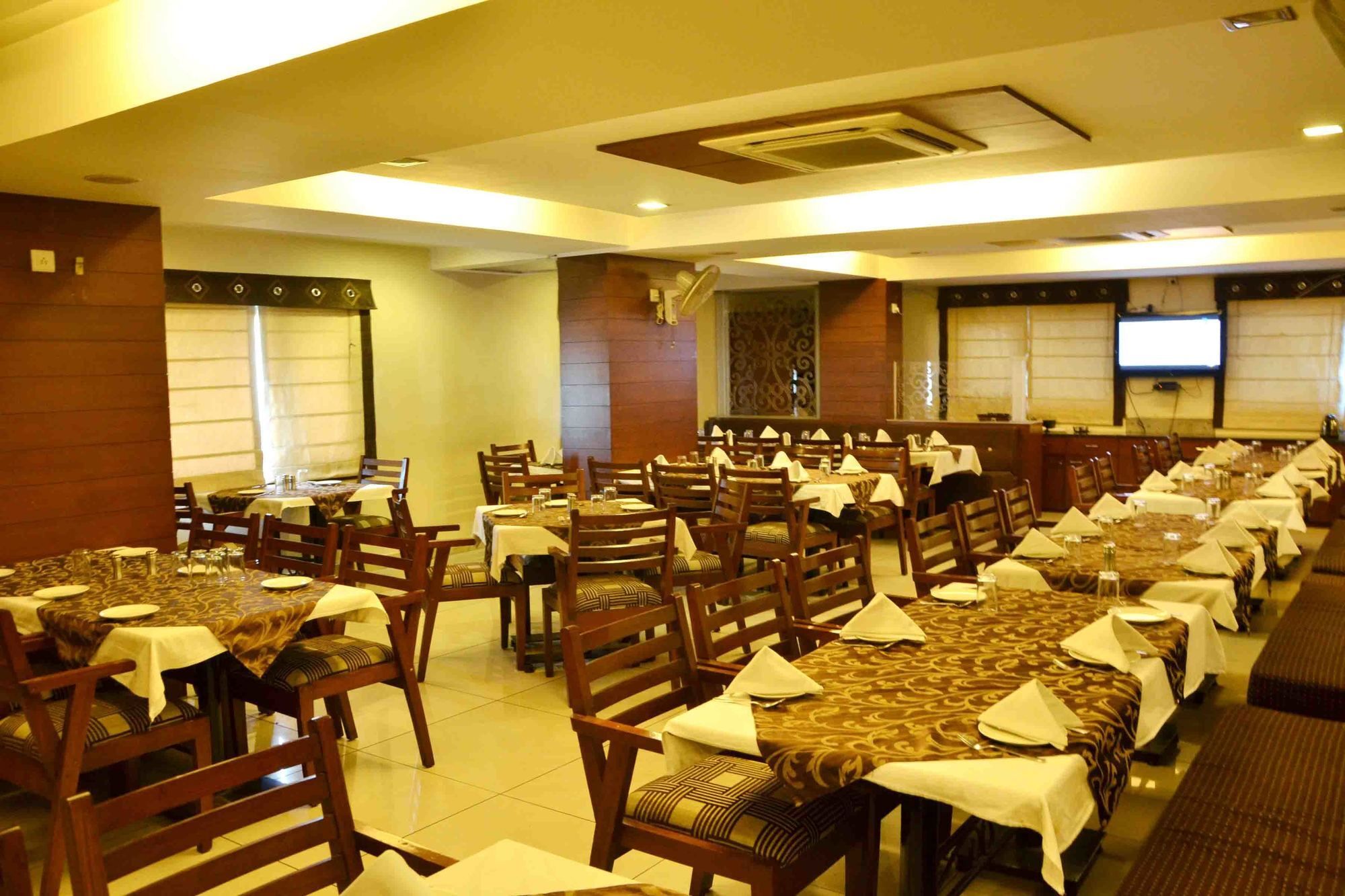 Oyo 742 Kings Park Hotel 3*