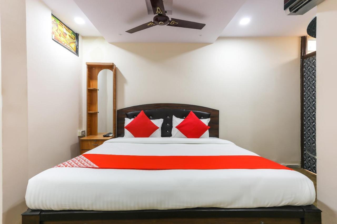 Oyo 62194 Pleasure Palace Indore