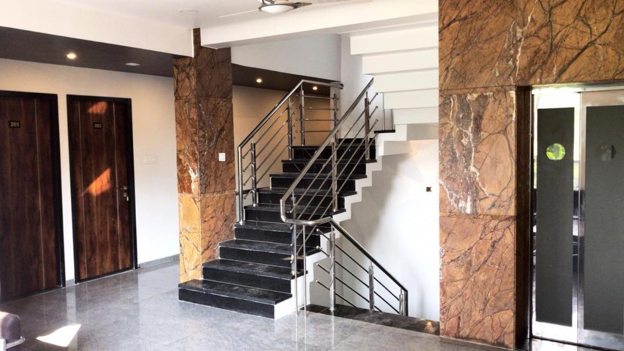 Giri Shankara Hotel