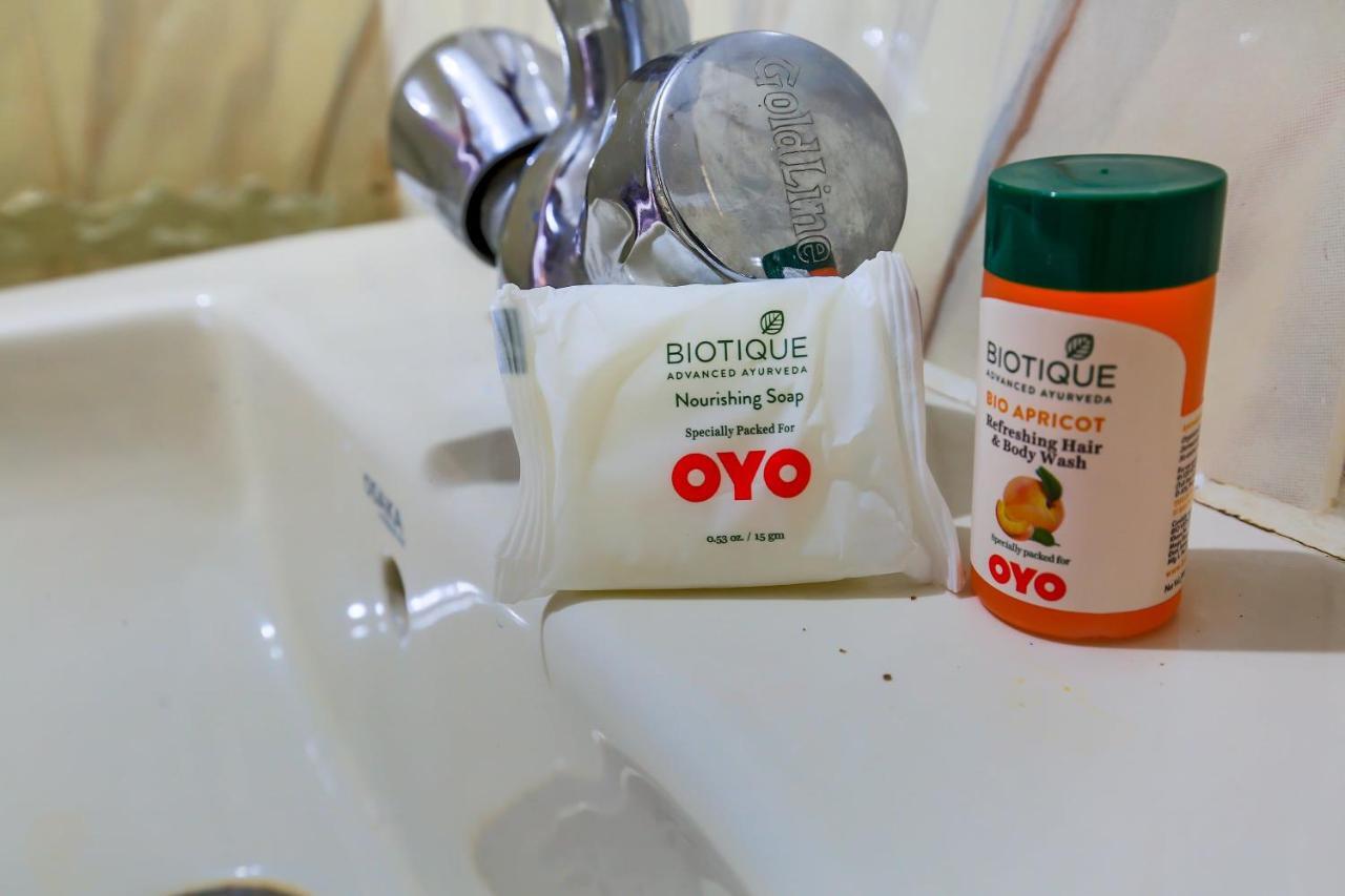 Oyo 5253 Orange Lily 3*