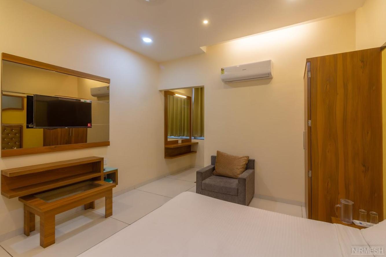 Giri Shankara Hotel