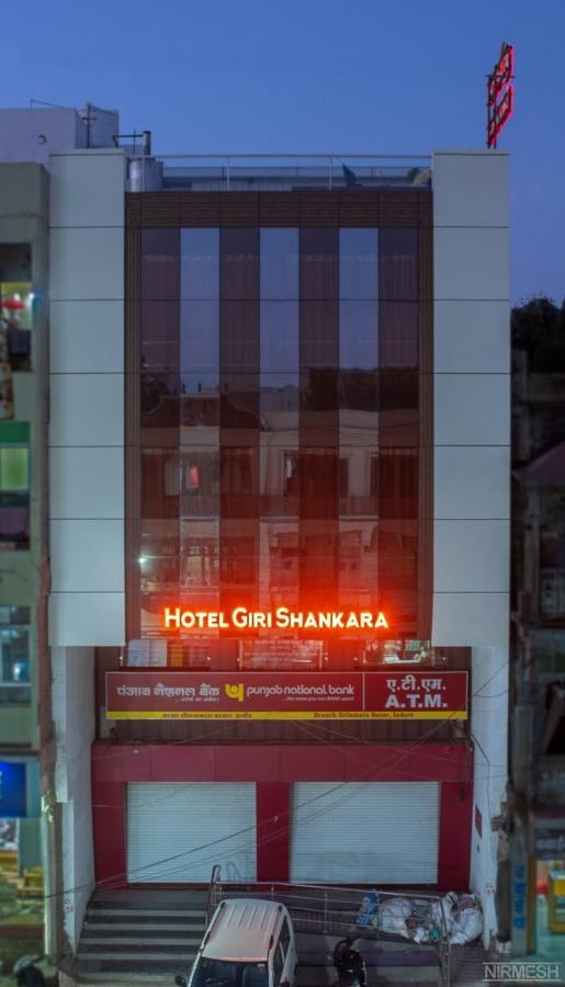 Hotel Giri Shankara